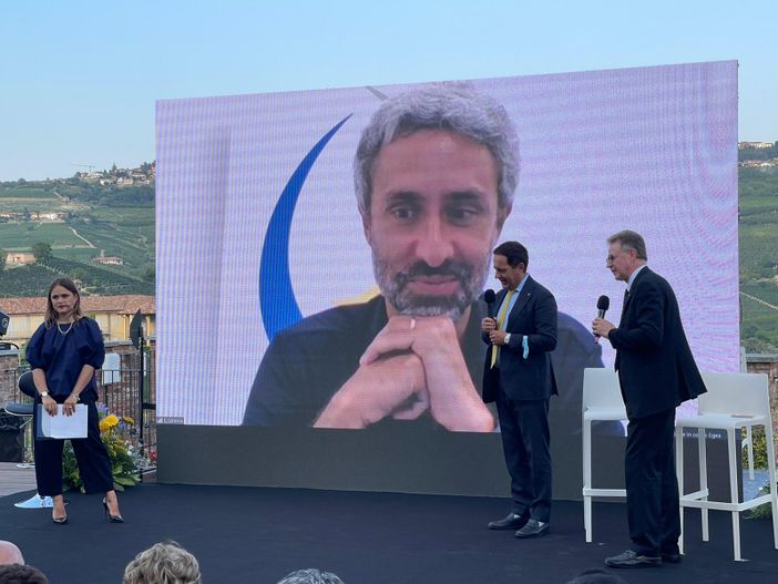 Il castello di Grinzane Cavour, sullo sfondo dell'assemblea dei Soci Egea