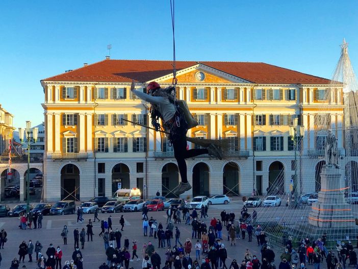 Festa per i bambini e le famiglie con la Befana del vigile in piazza Galimberti Festa per i bambini e le famiglie con la Befana del vigile in piazza Galimberti