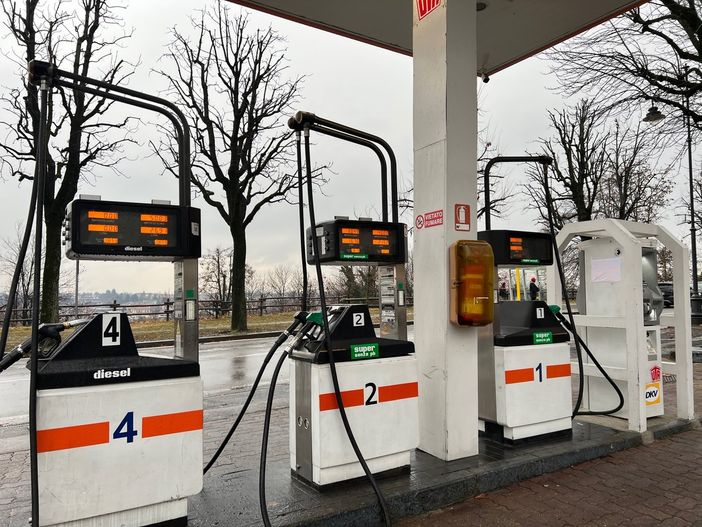 Stasera scatta lo sciopero dei benzinai anche in Granda: “Stufi di fare da capro espiatorio sui prezzi”