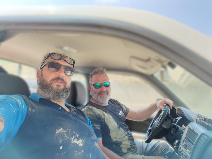 Hanno caricato il pick-up e sono corsi a Faenza ad aiutare gli alluvionati [FOTO]