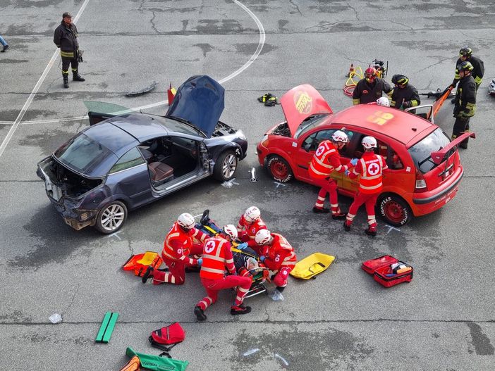 Lezione di guida sicura ai Salesiani di Bra (Foto di Maurizio Mangino e di Silvia Gullino) Lezione di guida sicura ai Salesiani di Bra (Foto di Maurizio Mangino e di Silvia Gullino)