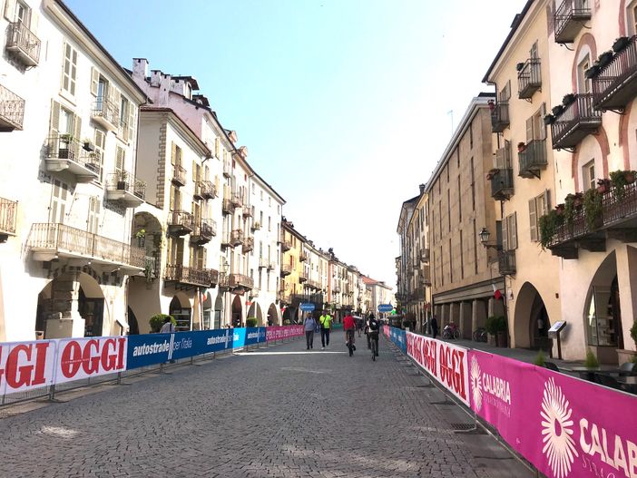 Cuneo in attesa del Giro: la città chiusa al traffico si prepara per l’arrivo della 13ª tappa [FOTOGALLERY]