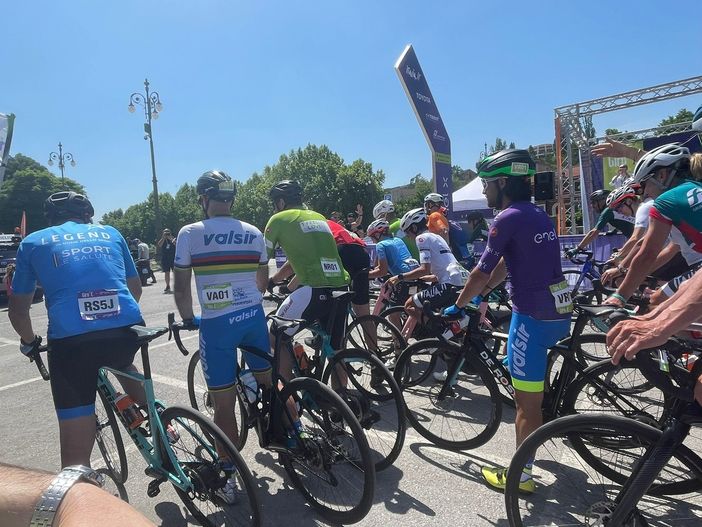 Partita la tappa Mondovì-Cuneo del "Giro E" [FOTOGALLERY]