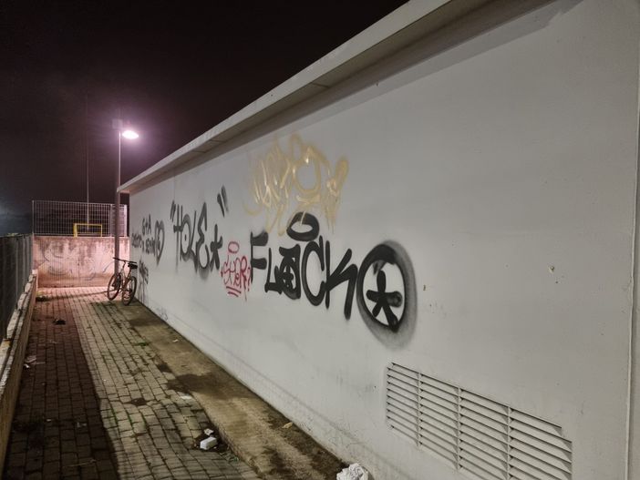 La parete della cabina elettrica attualmente La parete della cabina elettrica attualmente