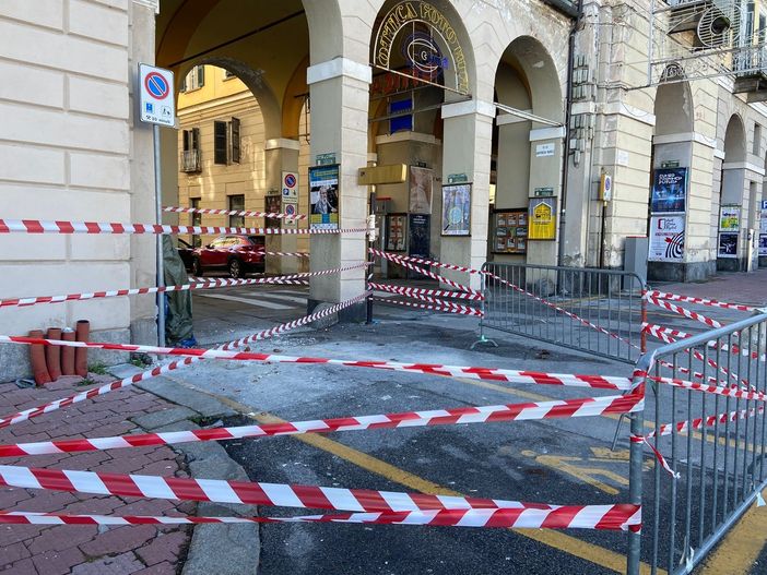 Distacco di calcinacci dal Palazzo di Giustizia in piazza Galimberti a Cuneo Distacco di calcinacci dal Palazzo di Giustizia in piazza Galimberti a Cuneo