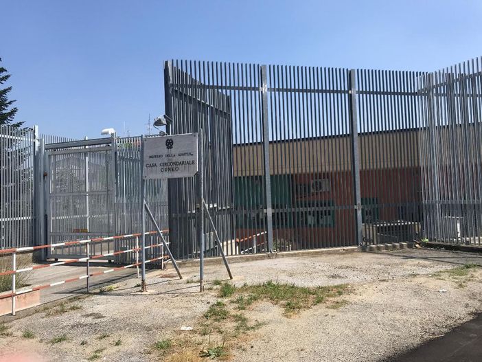 Cuneo, si arrampica sul tetto del carcere per ottenere il trasferimento Cuneo, si arrampica sul tetto del carcere per ottenere il trasferimento