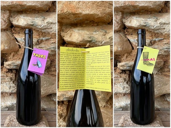 Le etichette a "libretto" sul collo delle bottiglie riutilizzate Le etichette a "libretto" sul collo delle bottiglie riutilizzate