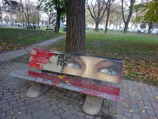 Una panchina rossa in dono alla città (qui quella dipinta un anno fa in piazza Roma), tra le iniziative in programma a Bra per la Giornata Internazionale contro la Violenza sulle Donne