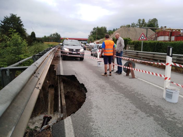 La frana sulla Provinciale 662, ai piedi di Cherasco La frana sulla Provinciale 662, ai piedi di Cherasco