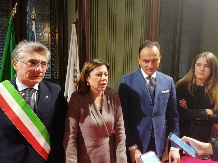 Il ministro Paola De Micheli al termine dell'incontro tenuto nel pomeriggio nel municipio albese. Al suo fianco il governatore Cirio, il sindaco Carlo Bo e la deputata Chiara Gribaudo Il ministro Paola De Micheli al termine dell'incontro tenuto nel pomeriggio nel municipio albese. Al suo fianco il governatore Cirio, il sindaco Carlo Bo e la deputata Chiara Gribaudo
