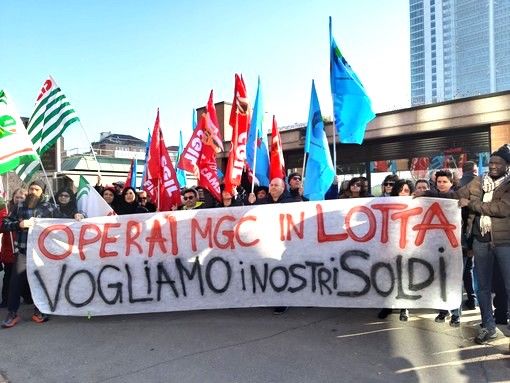 Il presidio dei dipendenti Manitalidea, stamattina davanti al tribunale di Torino