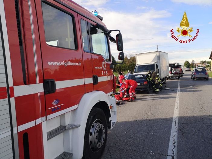 Frontale tra auto e furgone a Vaccheria di Guarene: due feriti, grave un 49enne