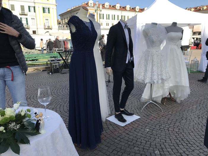 Il wedding azzerato dal Covid, in piazza a Cuneo la rabbia di un settore dimenticato: "Ci dicano come e quando ripartire" [VIDEO]