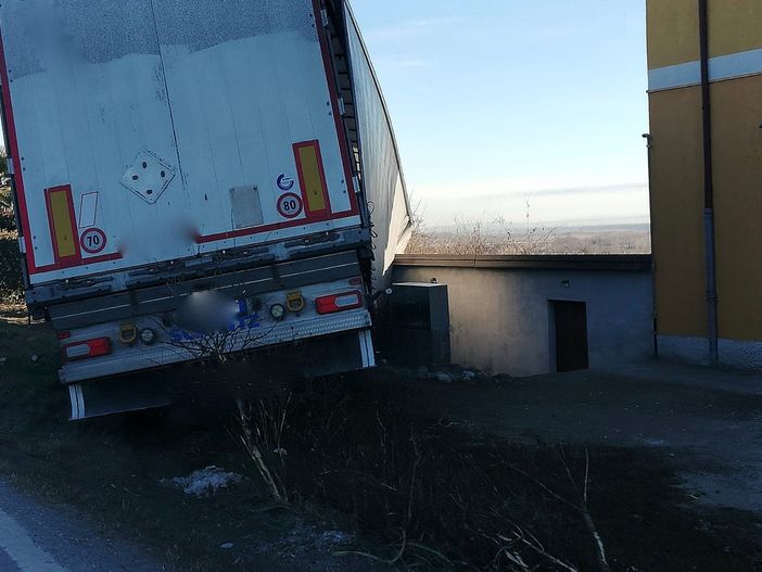 Camion finisce fuori strada e resta in bilico sulla riva: è successo stanotte all'uscita di Cuneo