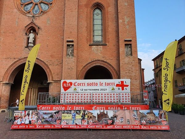 Alba, tutto pronto per la 13^ edizione di Corri sotto le torri. Oggi in piazza Duomo iscrizioni e... vaccini