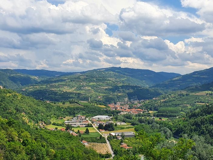 Perseguita i vicini di casa per 4 anni con molestie e insulti: viene condannata per stalking ma resta a vivere di fianco a loro