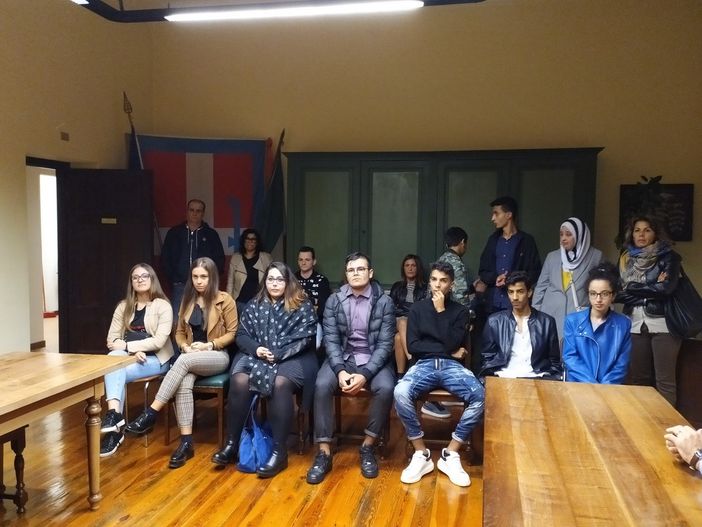 Monchiero: l'amministrazione consegna la Costituzione ai 7 neo diciottenni