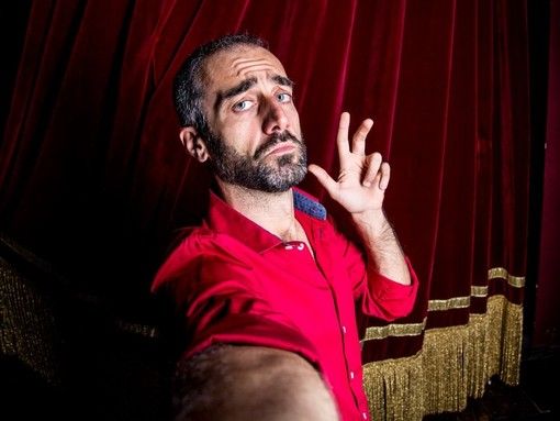 Prosegue la rassegna “#andràtuttobene - I luoghi comuni su un presente incerto”. L’attore Daniele Fabbri ospite a ‘2 ciapetti con Federico’ Prosegue la rassegna “#andràtuttobene - I luoghi comuni su un presente incerto”. L’attore Daniele Fabbri ospite a ‘2 ciapetti con Federico’