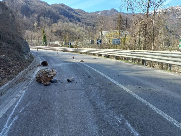 Le immagini delle operazioni di disgaggio di massi sulla "Bovesana" e per il Tenda [VIDEO E FOTO]