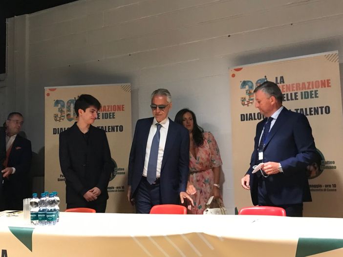 Bocelli a Cuneo per parlare di talento a duemila ragazzi: "E' un dono del cielo. Chi ce l'ha deve dire grazie" [FOTO E VIDEO]