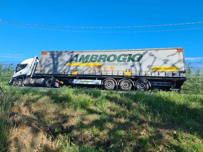 Tir esce di strada sulla provinciale 156 a Savigliano: due gru per rimetterlo in carreggiata