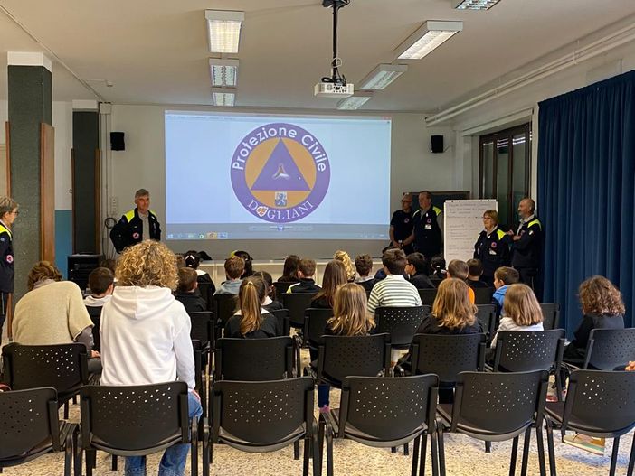 A Dogliani parte il progetto “A sirene spiegate” con la protezione civile e con l’inaugurazione dei giochi  nel cortile della scuola