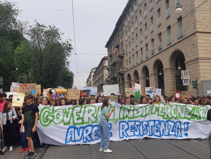 "Governi, indifferenza? Avrete resistenza!": a Torino i ragazzi di "Fridays for future" tornano in piazza