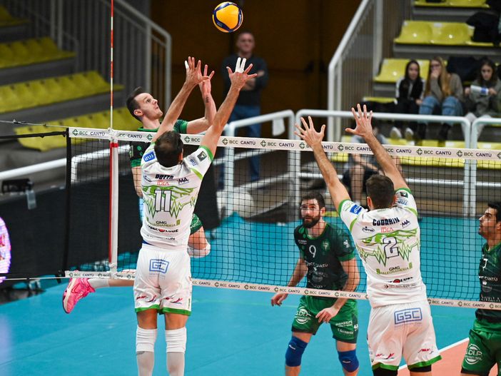 Un momento della partita di andata tra Cantù e Cuneo Un momento della partita di andata tra Cantù e Cuneo