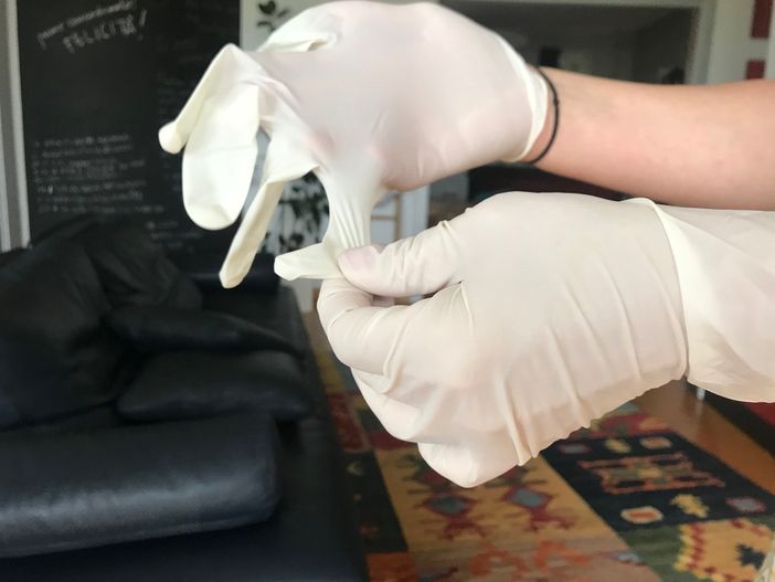 Anche l'Oms sostiene che "i guanti non sono raccomandabili". Cadrà l'obbligo nei supermercati?