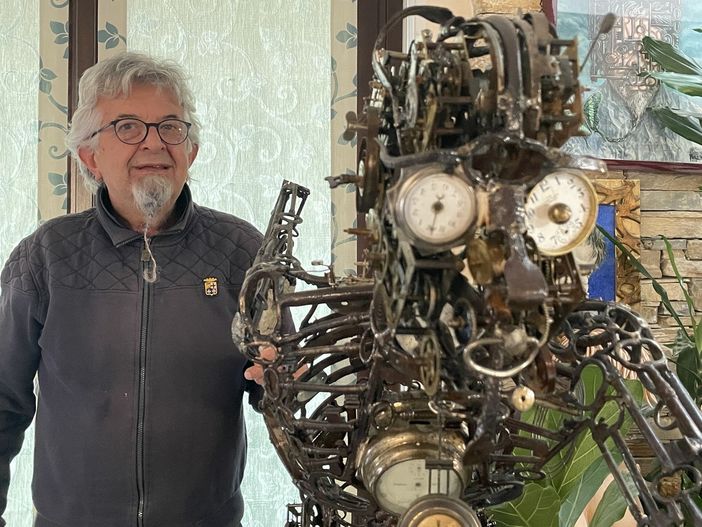 Franco Sebastiano Alessandria con una delle sue opere