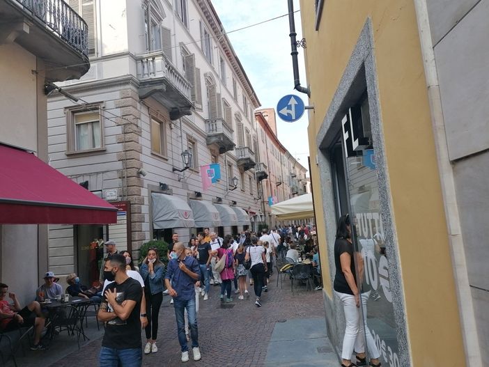 Passeggio in via Maestra ad Alba (archivio)