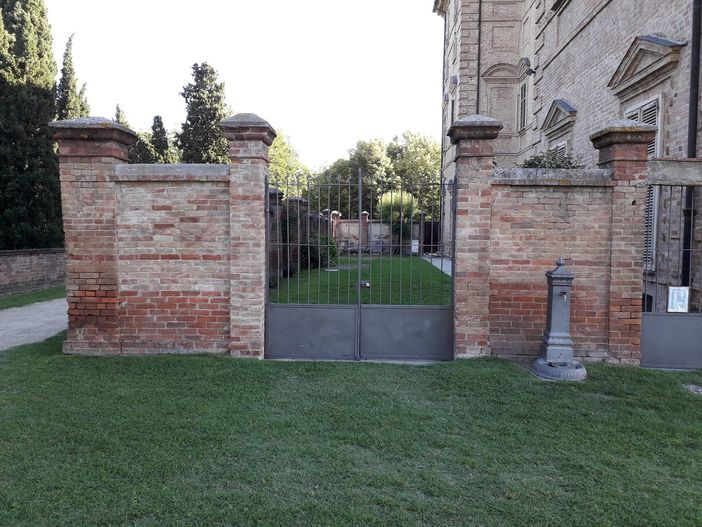 Il muro che l'Amministrazione govonese intenderebbe rimuovere