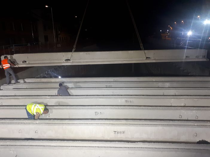 Operai al lavoro sul cantiere della ferrovia