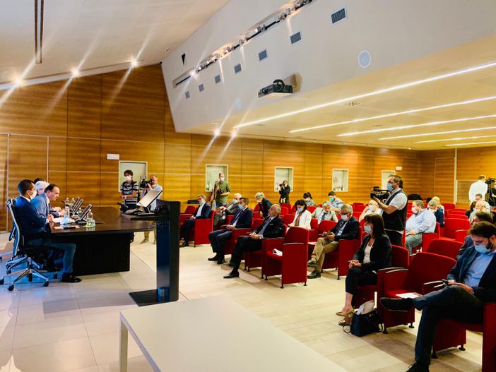 Un momento dell'incontro tenuto stamane al castello di Grinzane