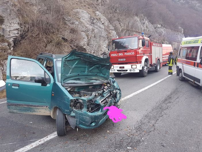 Incidente sulla Statale 28 a Garessio: auto finisce nella corsia opposta e si schianta contro la roccia