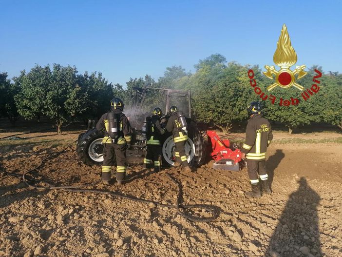 Magliano Alfieri, a fuoco un trattore in località San Giacomo