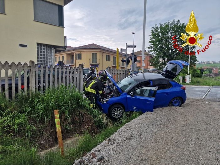 Auto finisce in un fossato a Neive, conducente in ospedale