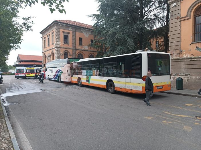 Il tamponamento tra autobus e pullman ad Alba