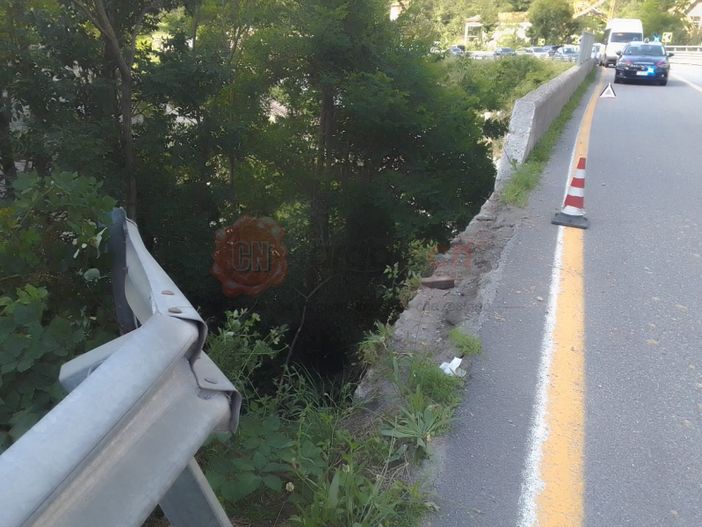 Il punto in cui l'auto ha sfondato guardail e muretto in cemento Il punto in cui l'auto ha sfondato guardail e muretto in cemento