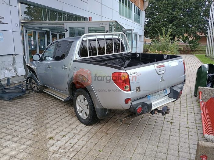 Perde il controllo del pick-up e si schianta contro l'ingresso della piscina comunale di Alba