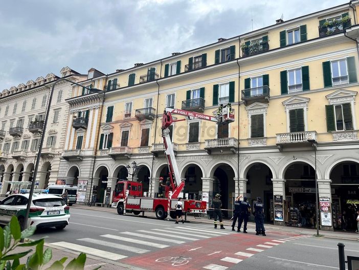 Infissi pericolanti in corso Nizza a Cuneo: intervento dei vigili del fuoco Infissi pericolanti in corso Nizza a Cuneo: intervento dei vigili del fuoco