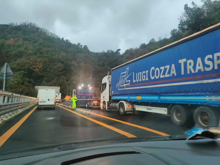 Mezzo pesante in avaria sulla A6: traffico in tilt tra Savona e Altare (FOTO) Mezzo pesante in avaria sulla A6: traffico in tilt tra Savona e Altare (FOTO)