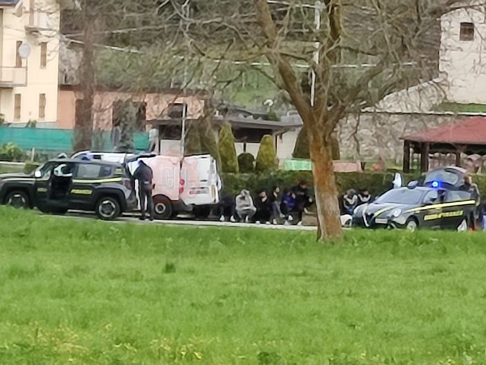 Il furgone fermato sabato 22 aprile dalla Guardia di finanza a Gaiola