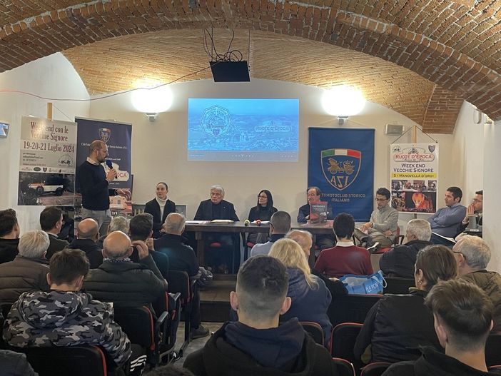 Questa mattina la presentazione con gli studenti e la Ferrari 365 GT4 2+2 - Ph. Mondovì e Motori Questa mattina la presentazione con gli studenti e la Ferrari 365 GT4 2+2 - Ph. Mondovì e Motori