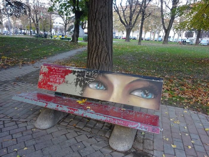 Anche sotto la Zizzola (qui in piazza Roma) le panchine dipinte di rosso contro la violenza di genere