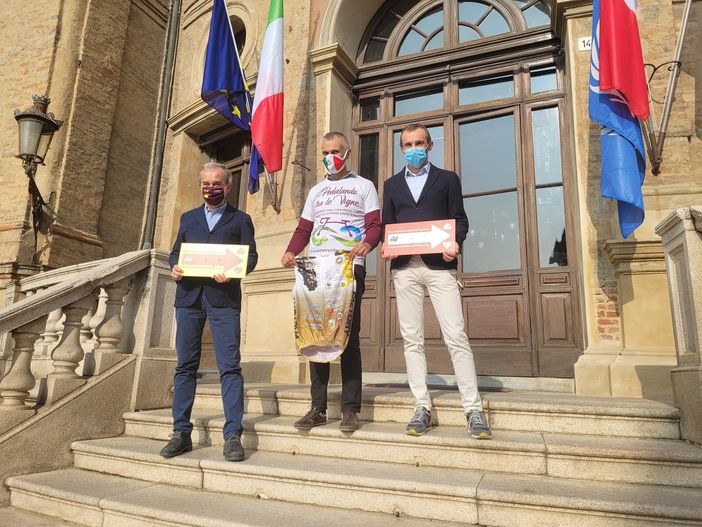 Pedalando tra le vigne in rosa tra i paesaggi vitivinicoli di Langhe-Roero e Monferrato