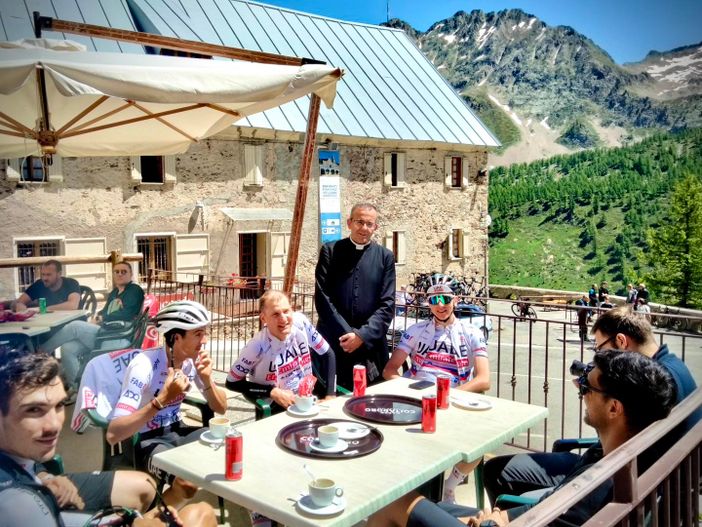 Pogačar si fa benedire a Sant'Anna di Vinadio e sogna la doppietta Giro-Tour Pogačar si fa benedire a Sant'Anna di Vinadio e sogna la doppietta Giro-Tour