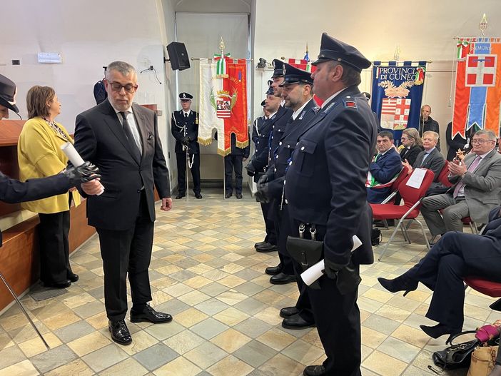 Prestarono i primi soccorsi in un grave incidente stradale: encomio per quattro agenti del carcere di Alba