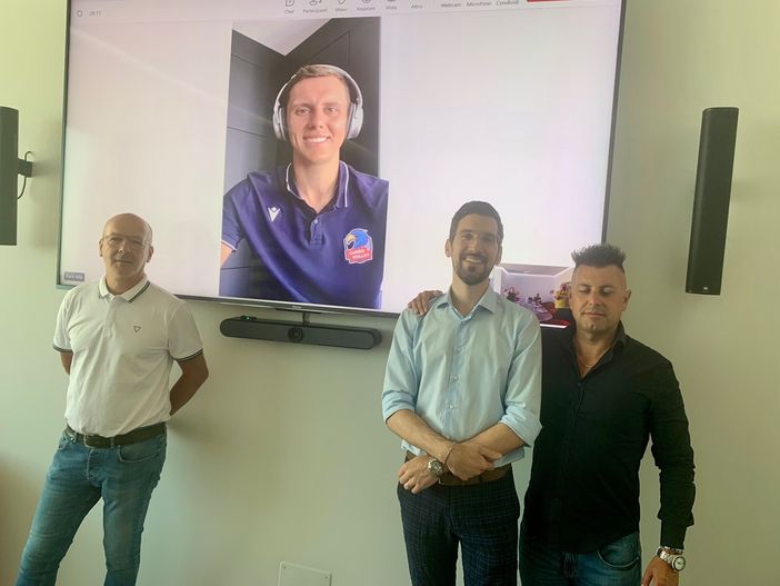 Da sinistra: il DS di Cuneo Volley Paolo Brugiafreddo, il socio titolare di Sames Andrea Massarenti ed il direttore generale Davide Bima. Al centro, in collegamento streaming, Karli Allik