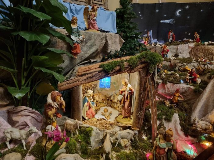 Nella foto il presepe allestito nella chiesa del monastero di Santa Chiara, a Bra